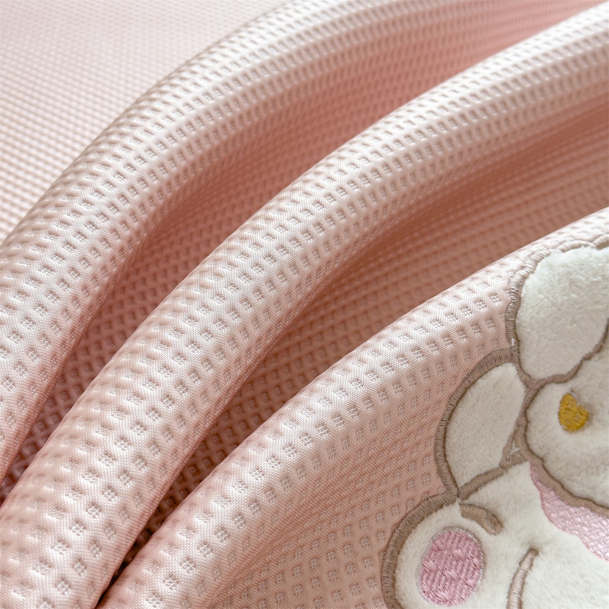 91家纺网 家纺一手货源 找家纺 兄弟坊 2026新款高端A类PE高分子冰丝凉席卡通贴布凉席冰豆豆软凉席 宠物玩偶-粉