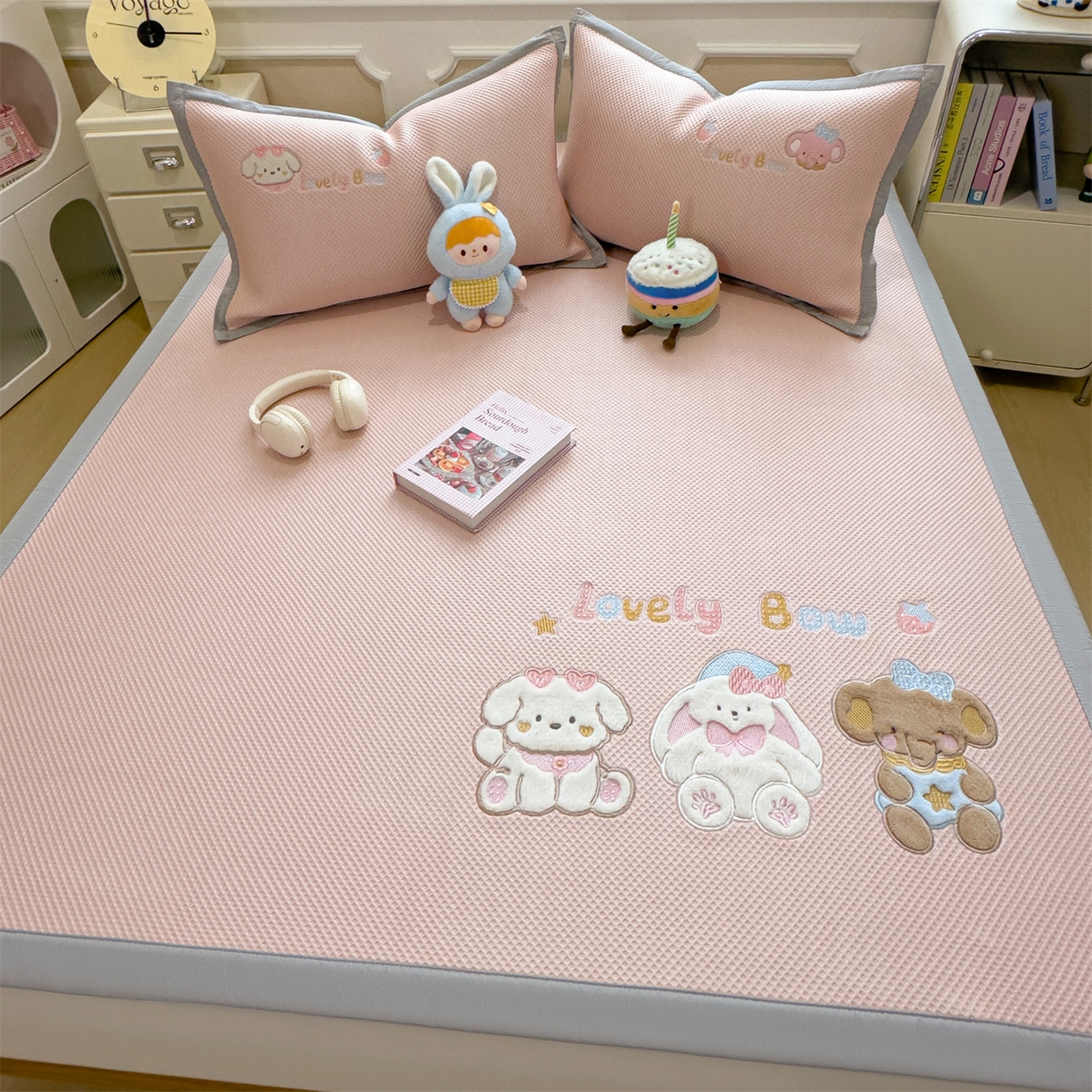 91家纺网 家纺一手货源 找家纺 兄弟坊 2026新款高端A类PE高分子冰丝凉席卡通贴布凉席冰豆豆软凉席 宠物玩偶-粉