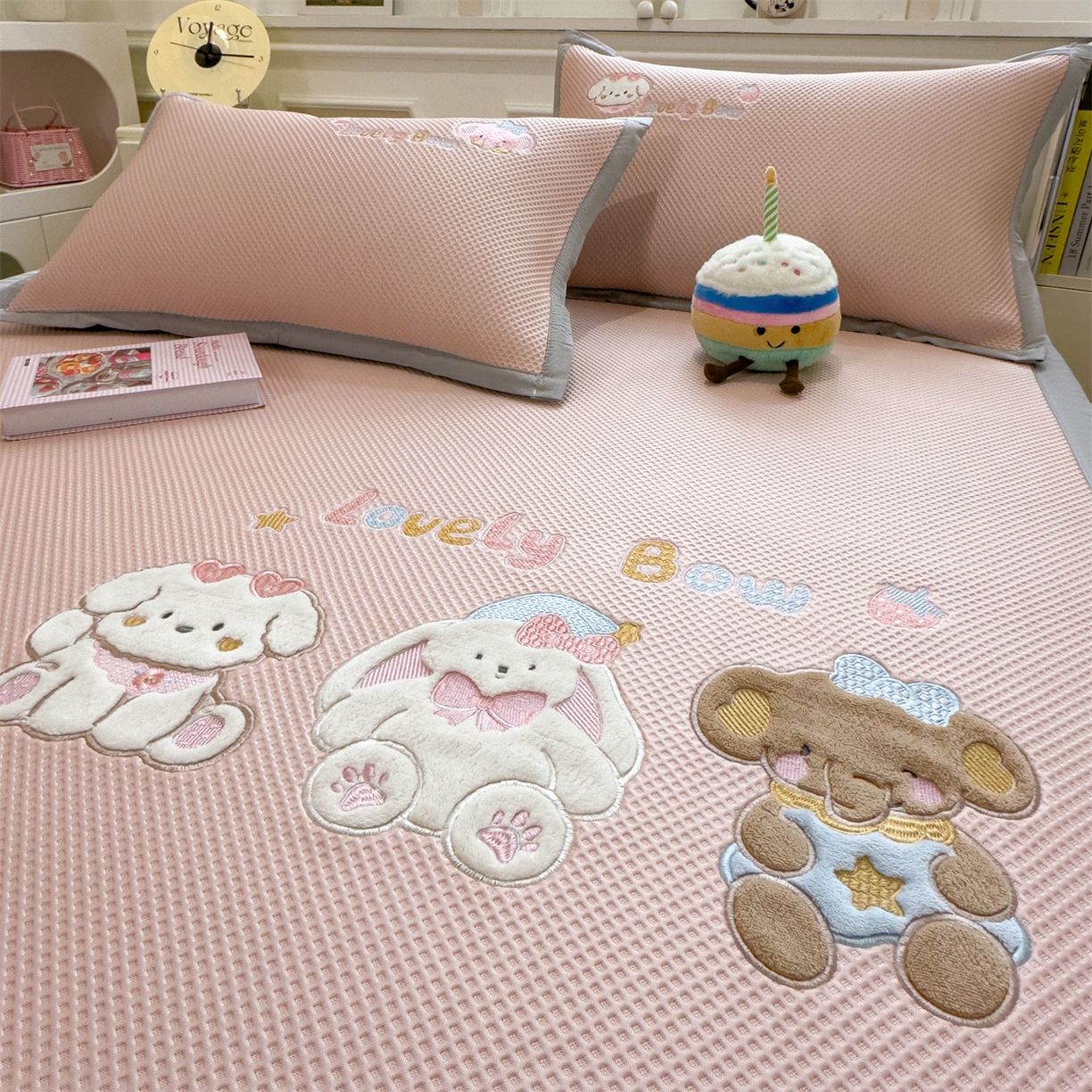 91家纺网 家纺一手货源 找家纺 兄弟坊 2026新款高端A类PE高分子冰丝凉席卡通贴布凉席冰豆豆软凉席 宠物玩偶-粉