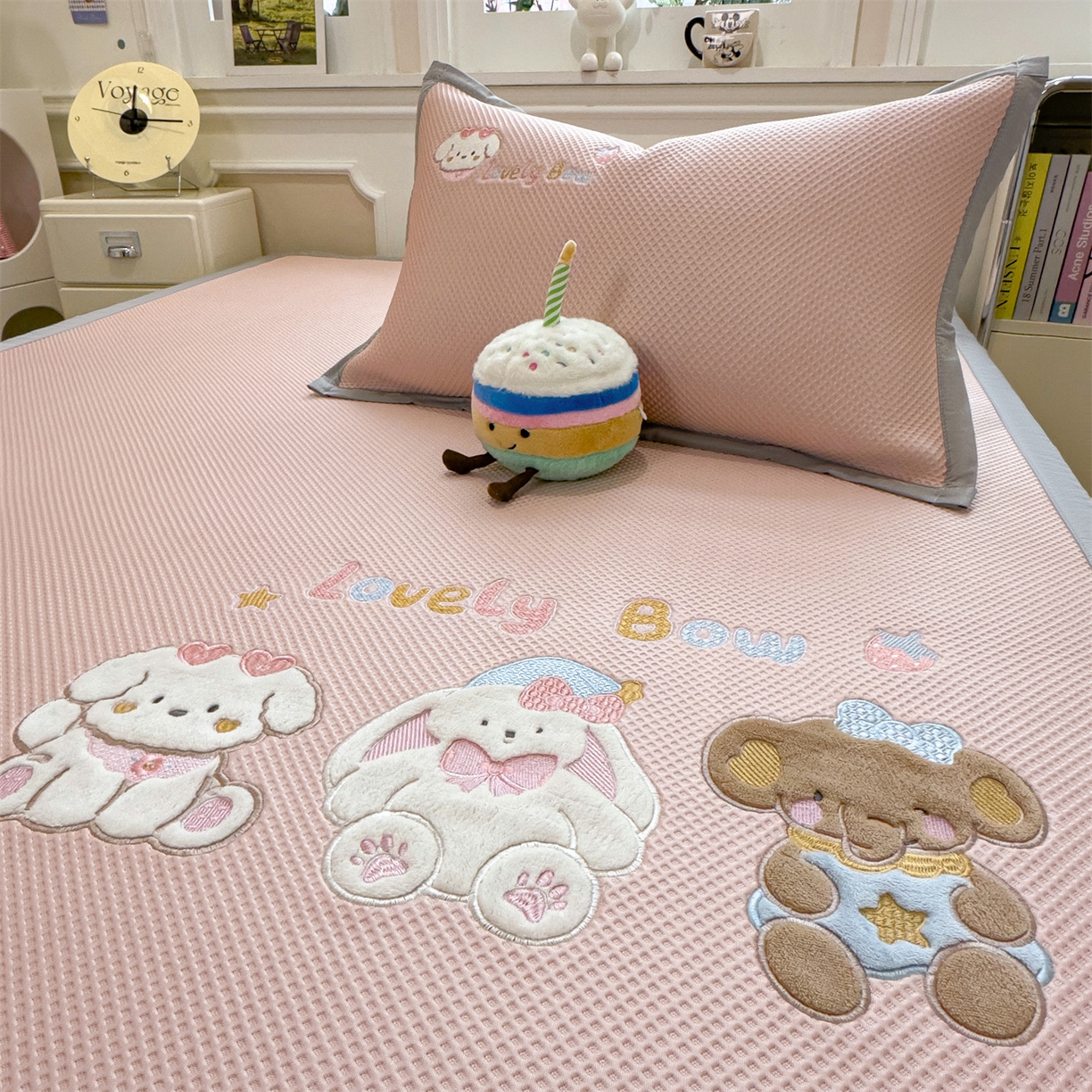 91家纺网 家纺一手货源 找家纺 兄弟坊 2026新款高端A类PE高分子冰丝凉席卡通贴布凉席冰豆豆软凉席 宠物玩偶-粉