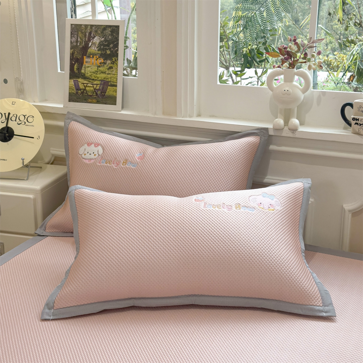 91家纺网 家纺一手货源 找家纺 兄弟坊 2026新款高端A类PE高分子冰丝凉席卡通贴布凉席冰豆豆软凉席 宠物玩偶-粉