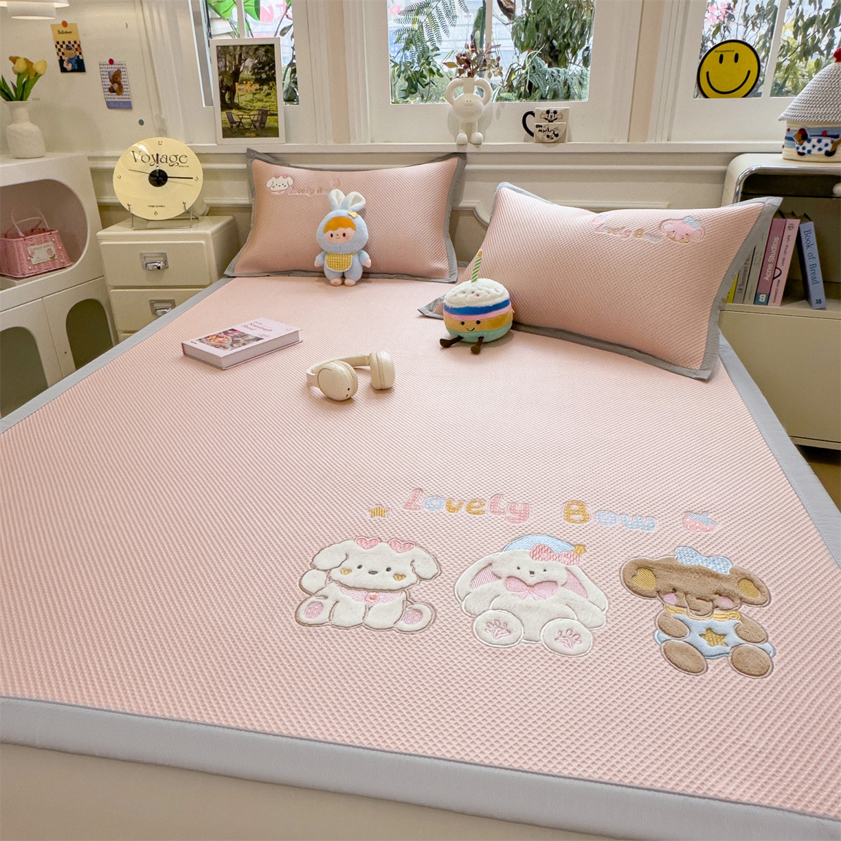 91家纺网 家纺一手货源 找家纺 兄弟坊 2026新款高端A类PE高分子冰丝凉席卡通贴布凉席冰豆豆软凉席 宠物玩偶-粉