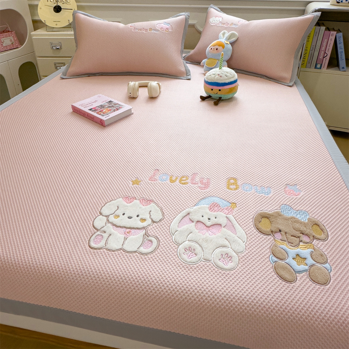 91家纺网 家纺一手货源 找家纺 兄弟坊 2026新款高端A类PE高分子冰丝凉席卡通贴布凉席冰豆豆软凉席 宠物玩偶-粉