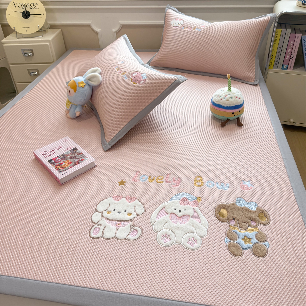 91家纺网 家纺一手货源 找家纺 兄弟坊 2026新款高端A类PE高分子冰丝凉席卡通贴布凉席冰豆豆软凉席 宠物玩偶-粉