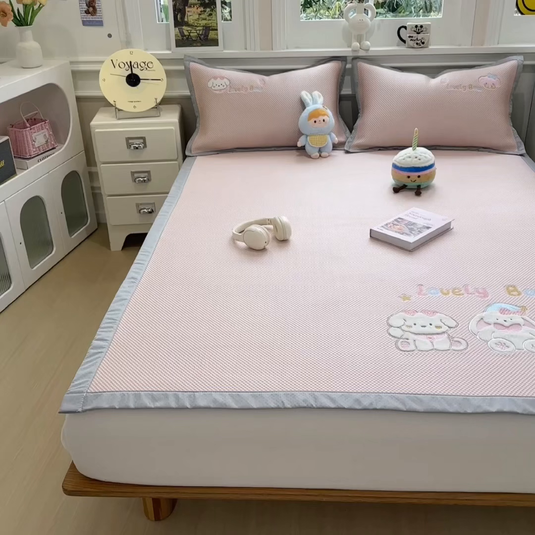 91家纺网 家纺一手货源 找家纺 兄弟坊 2026新款高端A类PE高分子冰丝凉席卡通贴布凉席冰豆豆软凉席 宠物玩偶-粉