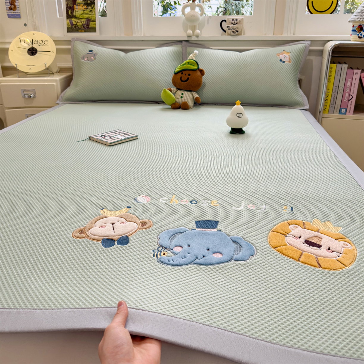 91家纺网 家纺一手货源 找家纺 兄弟坊 2026新款高端A类PE高分子冰丝凉席卡通贴布凉席冰豆豆软凉席 动物园-青