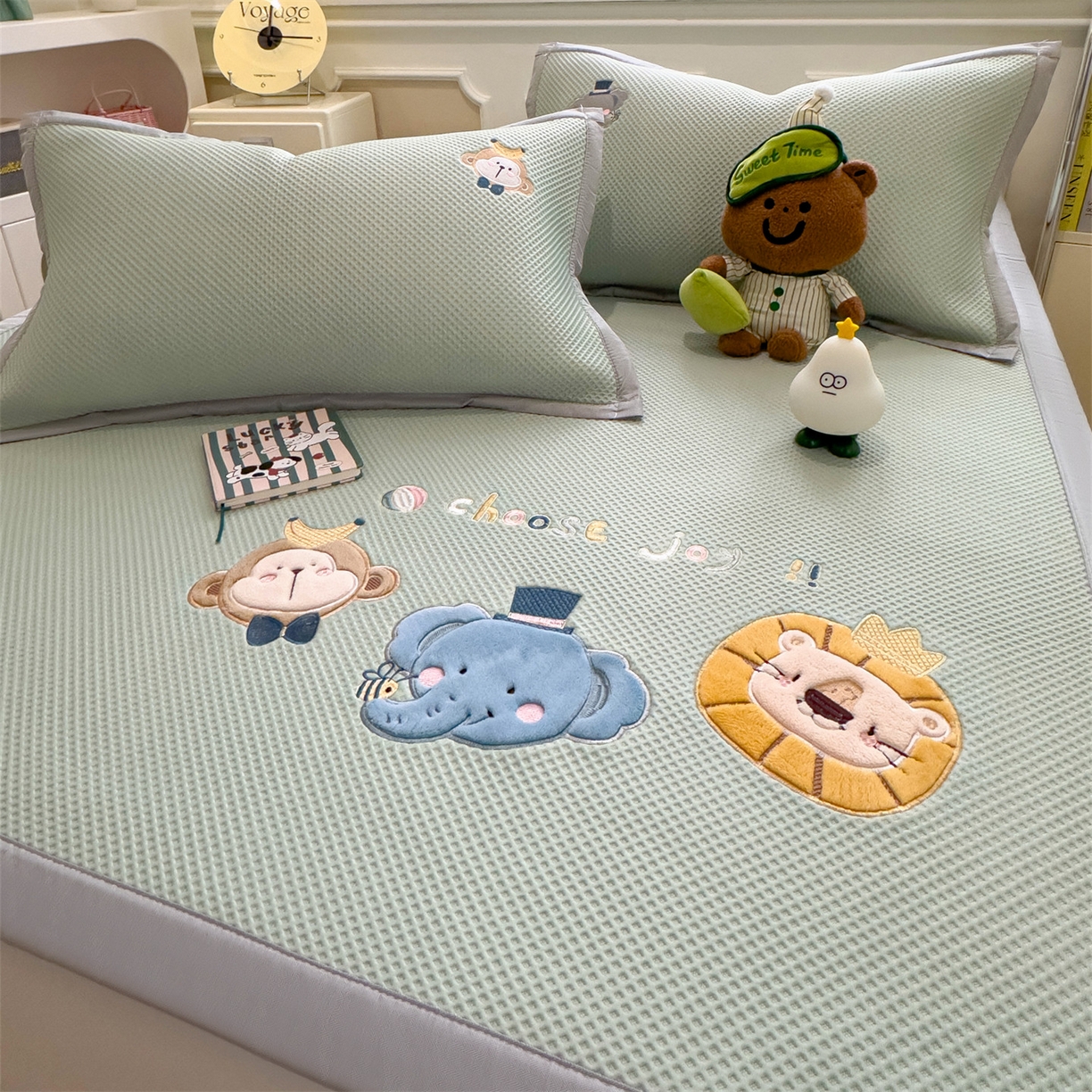 91家纺网 家纺一手货源 找家纺 兄弟坊 2026新款高端A类PE高分子冰丝凉席卡通贴布凉席冰豆豆软凉席 动物园-青