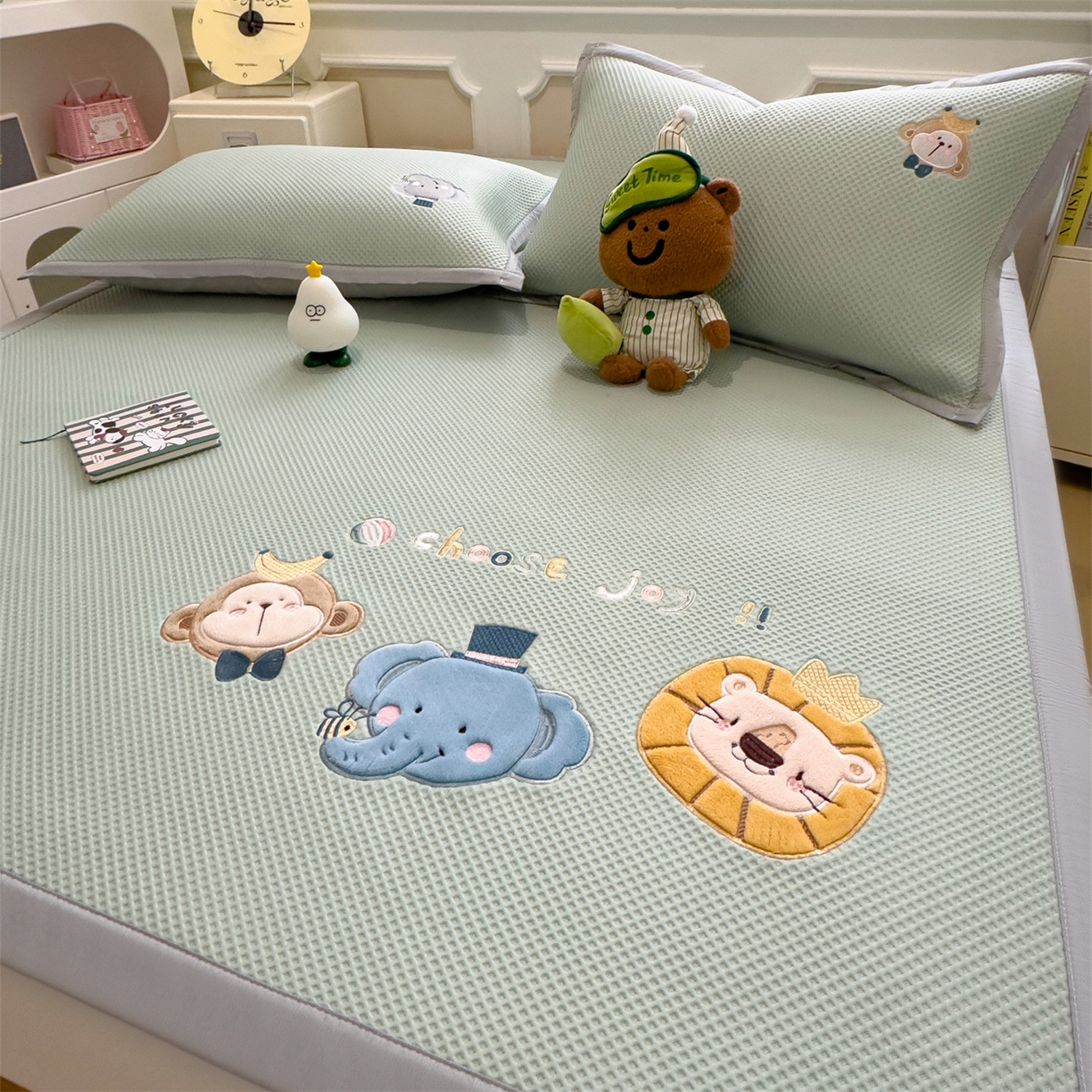 91家纺网 家纺一手货源 找家纺 兄弟坊 2026新款高端A类PE高分子冰丝凉席卡通贴布凉席冰豆豆软凉席 动物园-青