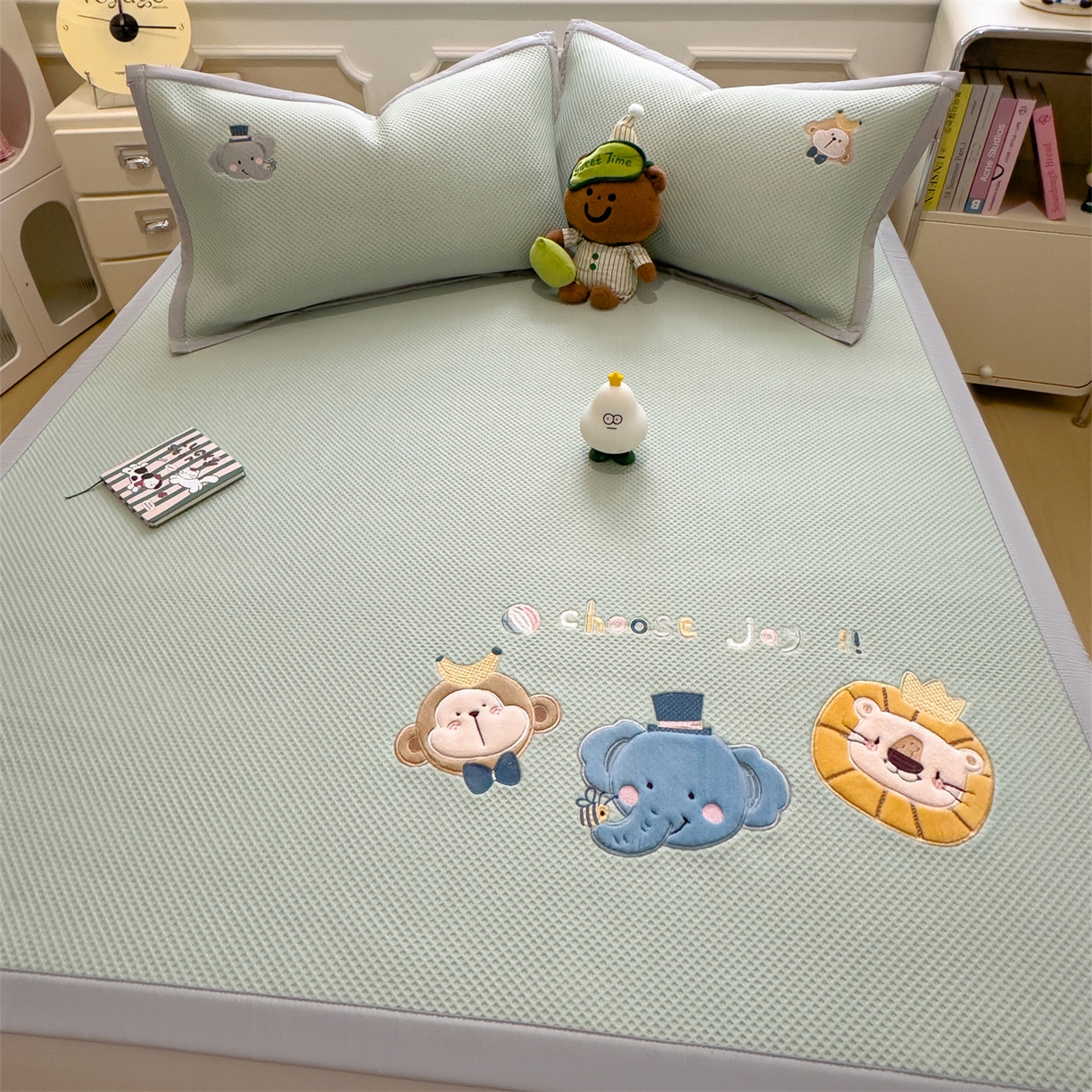 91家纺网 家纺一手货源 找家纺 兄弟坊 2026新款高端A类PE高分子冰丝凉席卡通贴布凉席冰豆豆软凉席 动物园-青