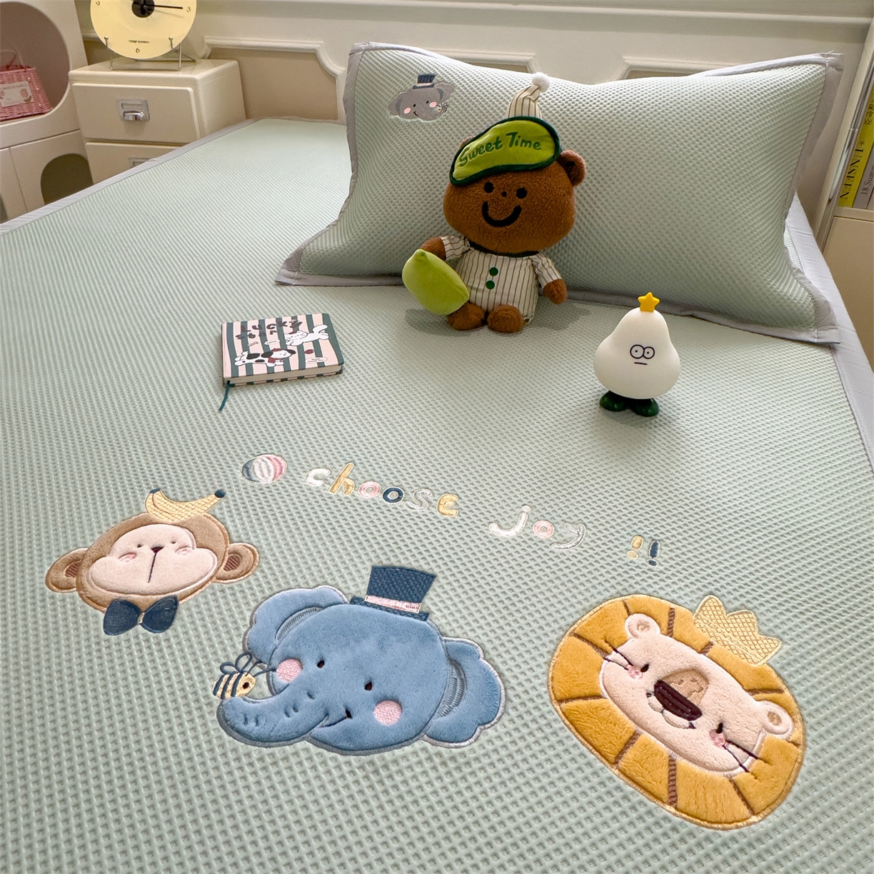 91家纺网 家纺一手货源 找家纺 兄弟坊 2026新款高端A类PE高分子冰丝凉席卡通贴布凉席冰豆豆软凉席 动物园-青