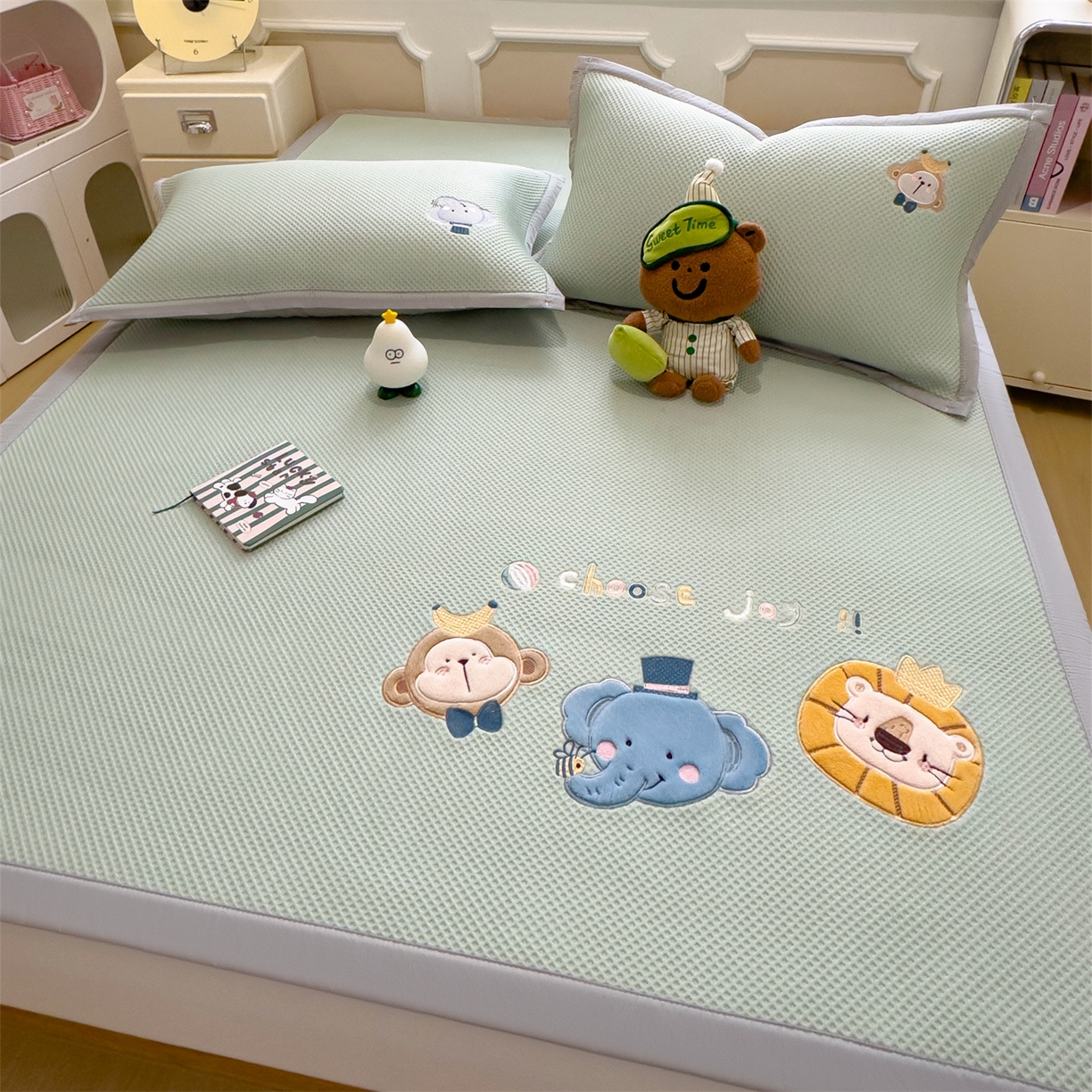 91家纺网 家纺一手货源 找家纺 兄弟坊 2026新款高端A类PE高分子冰丝凉席卡通贴布凉席冰豆豆软凉席 动物园-青