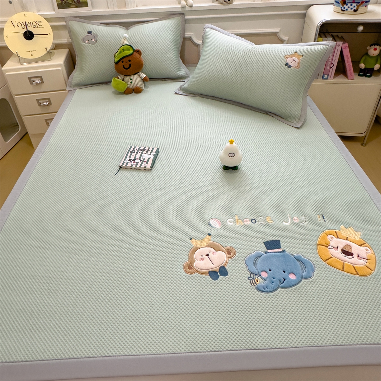 91家纺网 家纺一手货源 找家纺 兄弟坊 2026新款高端A类PE高分子冰丝凉席卡通贴布凉席冰豆豆软凉席 动物园-青