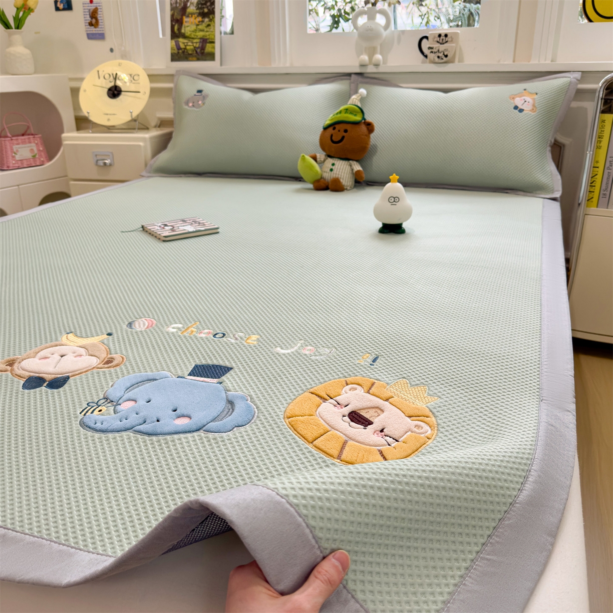 91家纺网 家纺一手货源 找家纺 兄弟坊 2026新款高端A类PE高分子冰丝凉席卡通贴布凉席冰豆豆软凉席 动物园-青