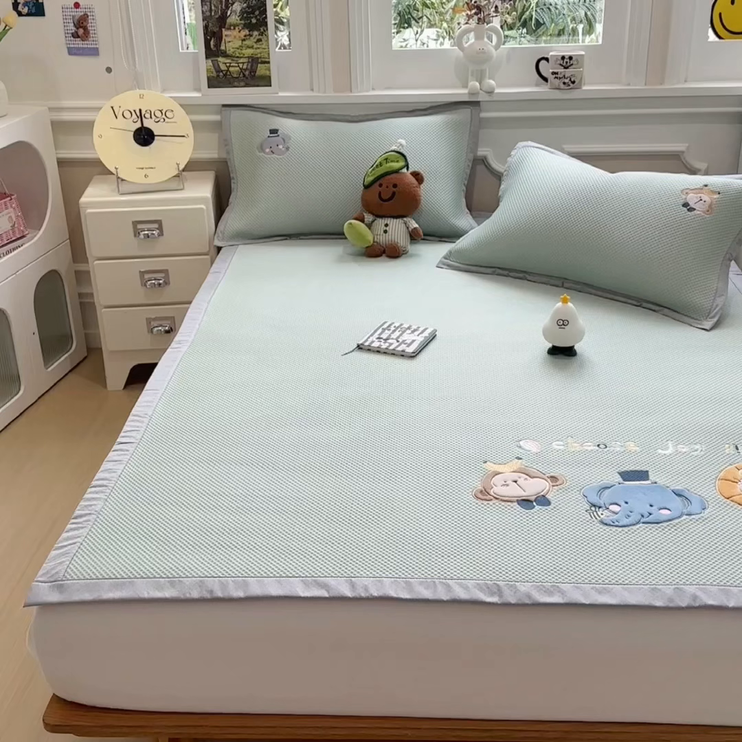 91家纺网 家纺一手货源 找家纺 兄弟坊 2026新款高端A类PE高分子冰丝凉席卡通贴布凉席冰豆豆软凉席 动物园-青