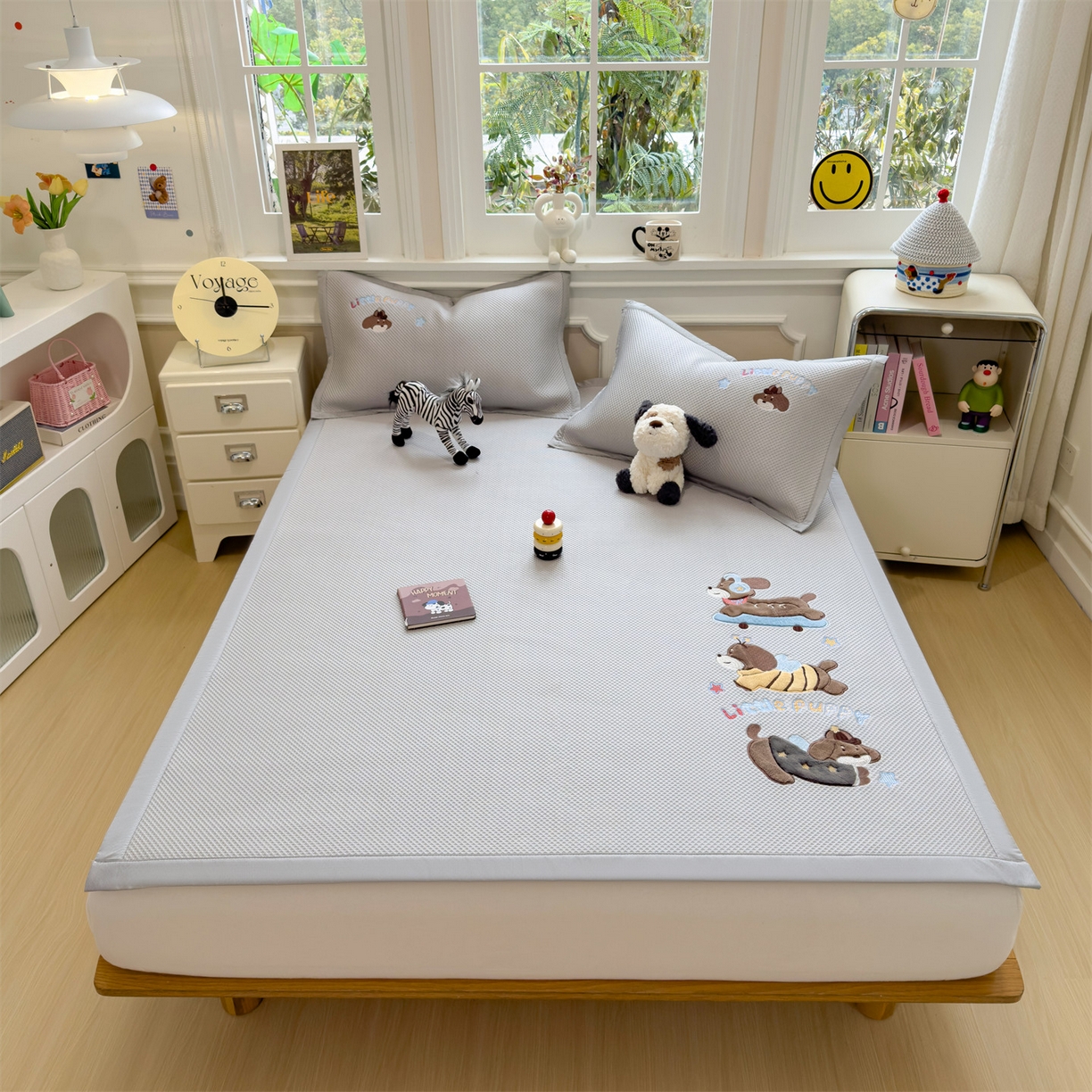 91家纺网 家纺一手货源 找家纺 兄弟坊 2026新款高端A类PE高分子冰丝凉席卡通贴布凉席冰豆豆软凉席 探险小狗-灰