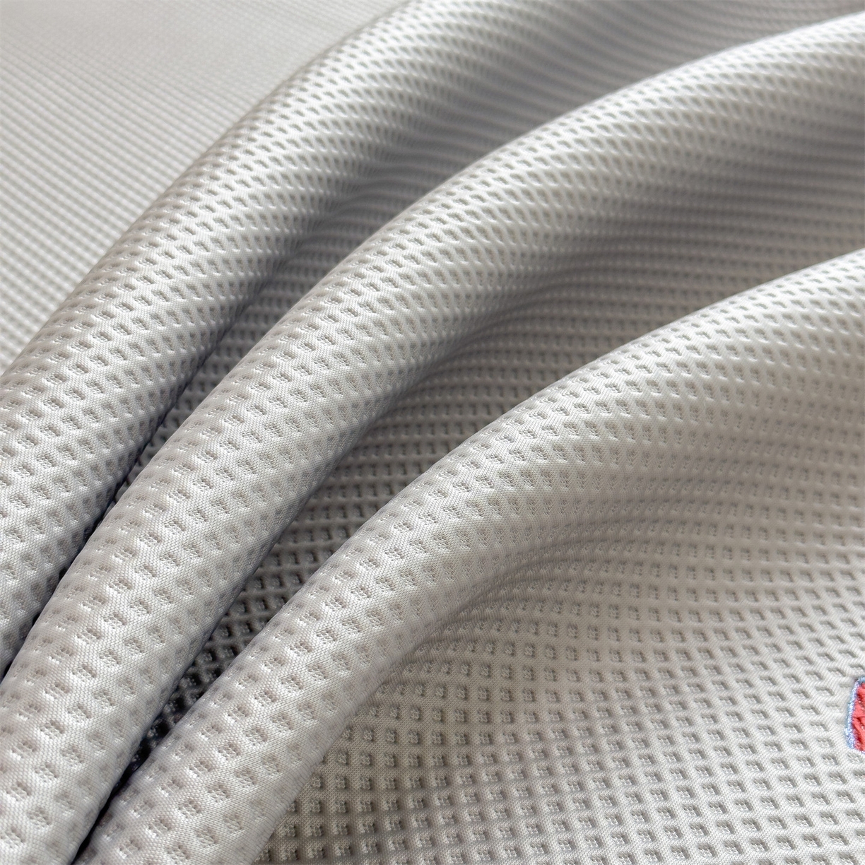 91家纺网 家纺一手货源 找家纺 兄弟坊 2026新款高端A类PE高分子冰丝凉席卡通贴布凉席冰豆豆软凉席 探险小狗-灰