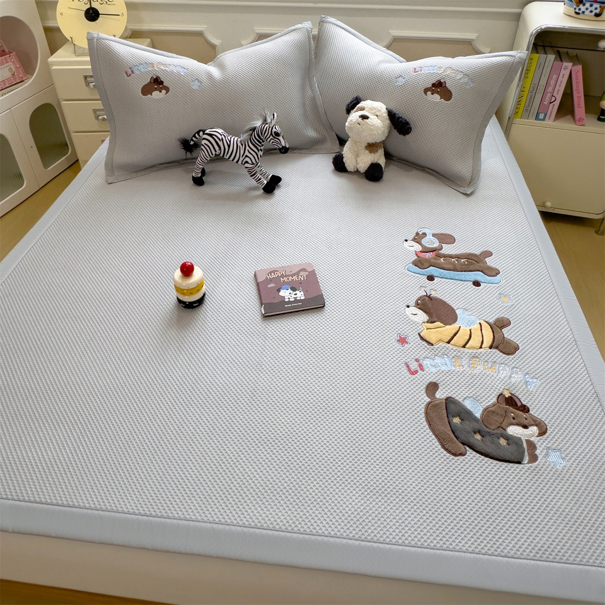 91家纺网 家纺一手货源 找家纺 兄弟坊 2026新款高端A类PE高分子冰丝凉席卡通贴布凉席冰豆豆软凉席 探险小狗-灰