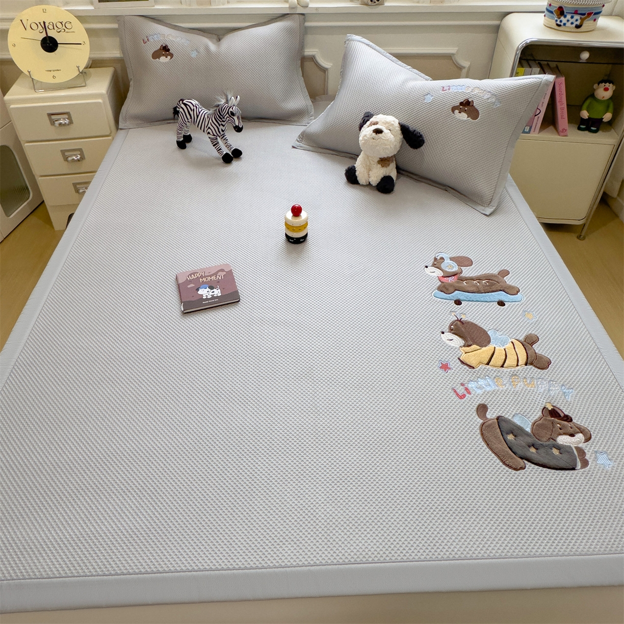 91家纺网 家纺一手货源 找家纺 兄弟坊 2026新款高端A类PE高分子冰丝凉席卡通贴布凉席冰豆豆软凉席 探险小狗-灰