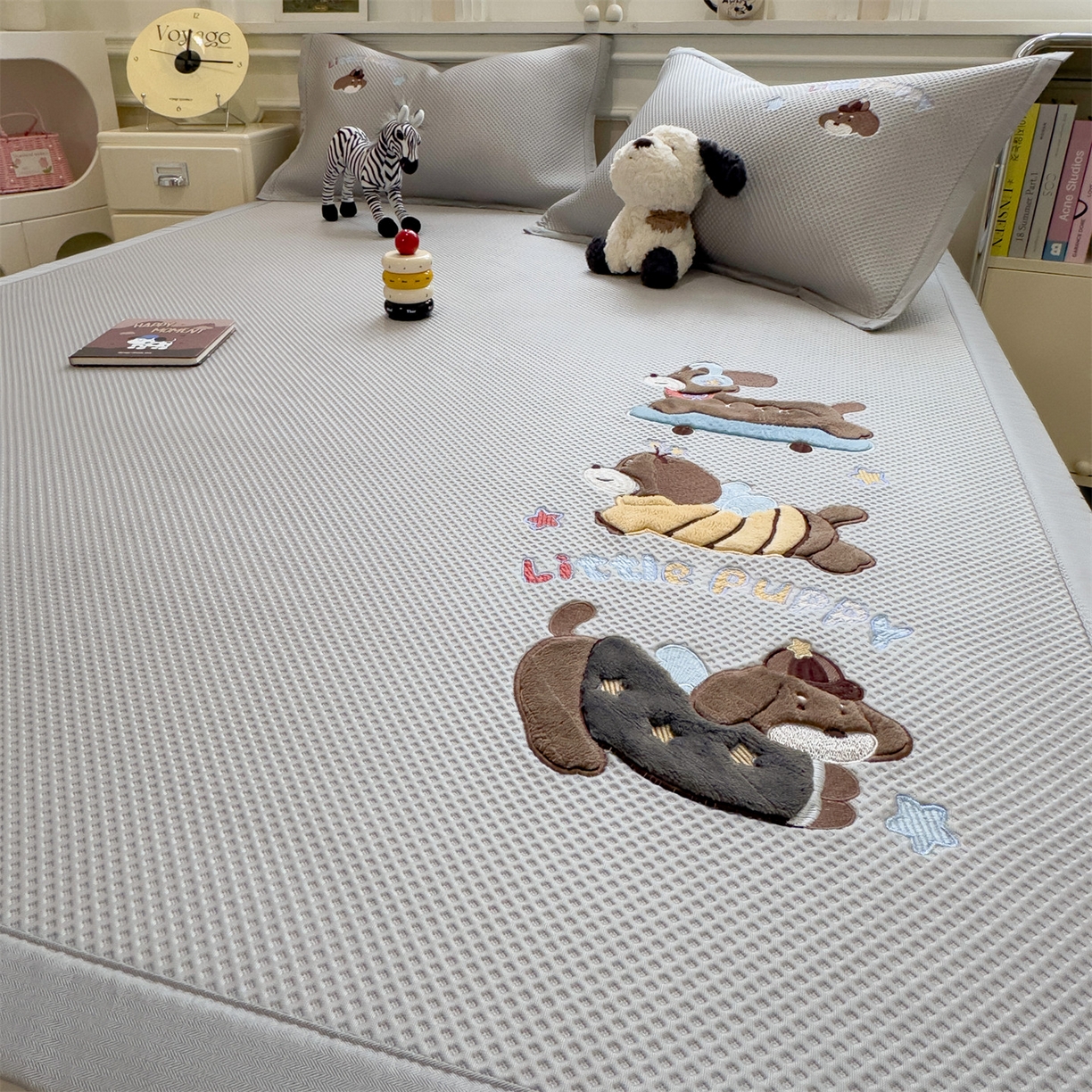 91家纺网 家纺一手货源 找家纺 兄弟坊 2026新款高端A类PE高分子冰丝凉席卡通贴布凉席冰豆豆软凉席 探险小狗-灰