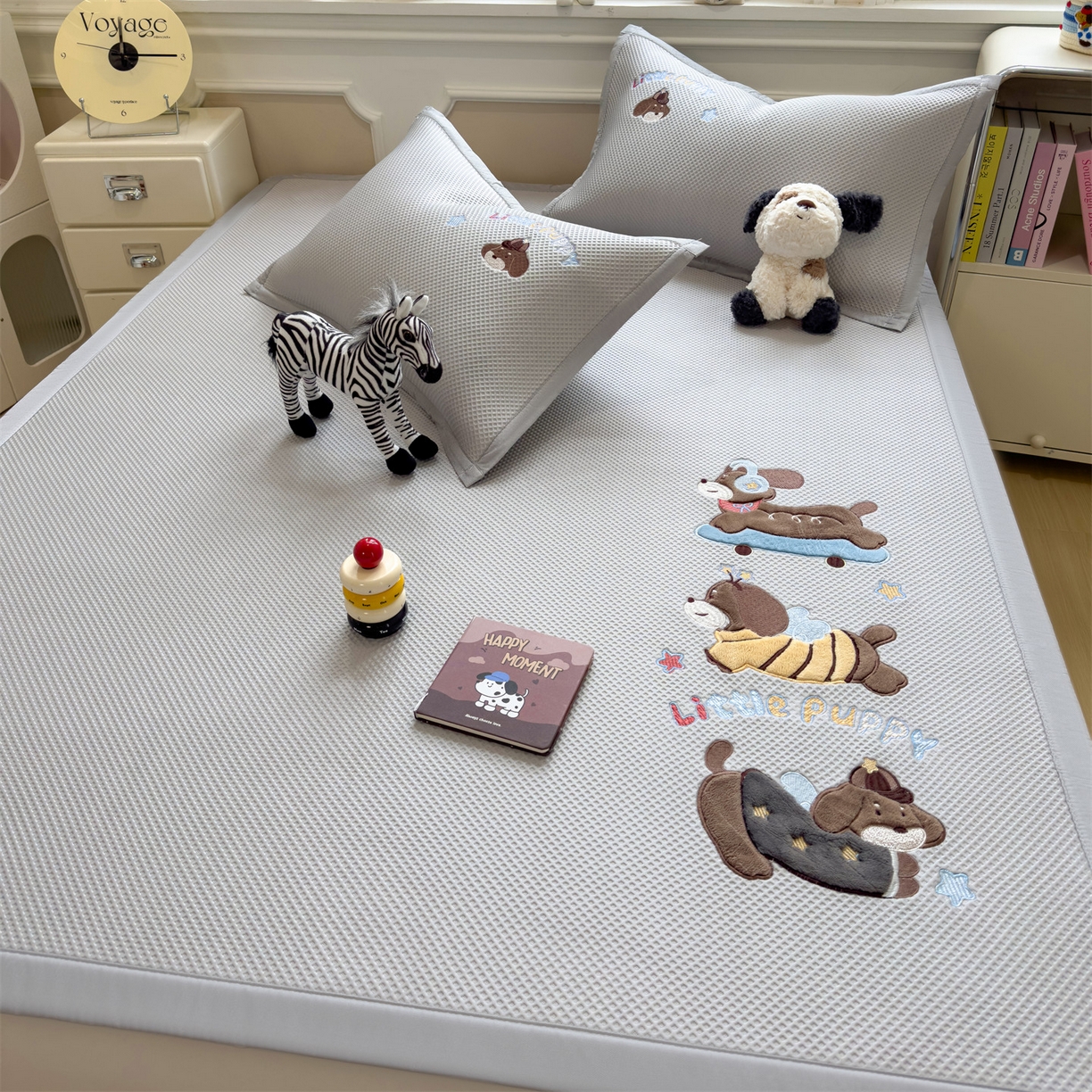 91家纺网 家纺一手货源 找家纺 兄弟坊 2026新款高端A类PE高分子冰丝凉席卡通贴布凉席冰豆豆软凉席 探险小狗-灰