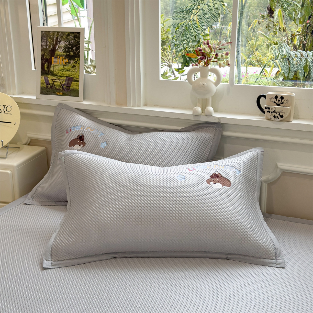 91家纺网 家纺一手货源 找家纺 兄弟坊 2026新款高端A类PE高分子冰丝凉席卡通贴布凉席冰豆豆软凉席 探险小狗-灰