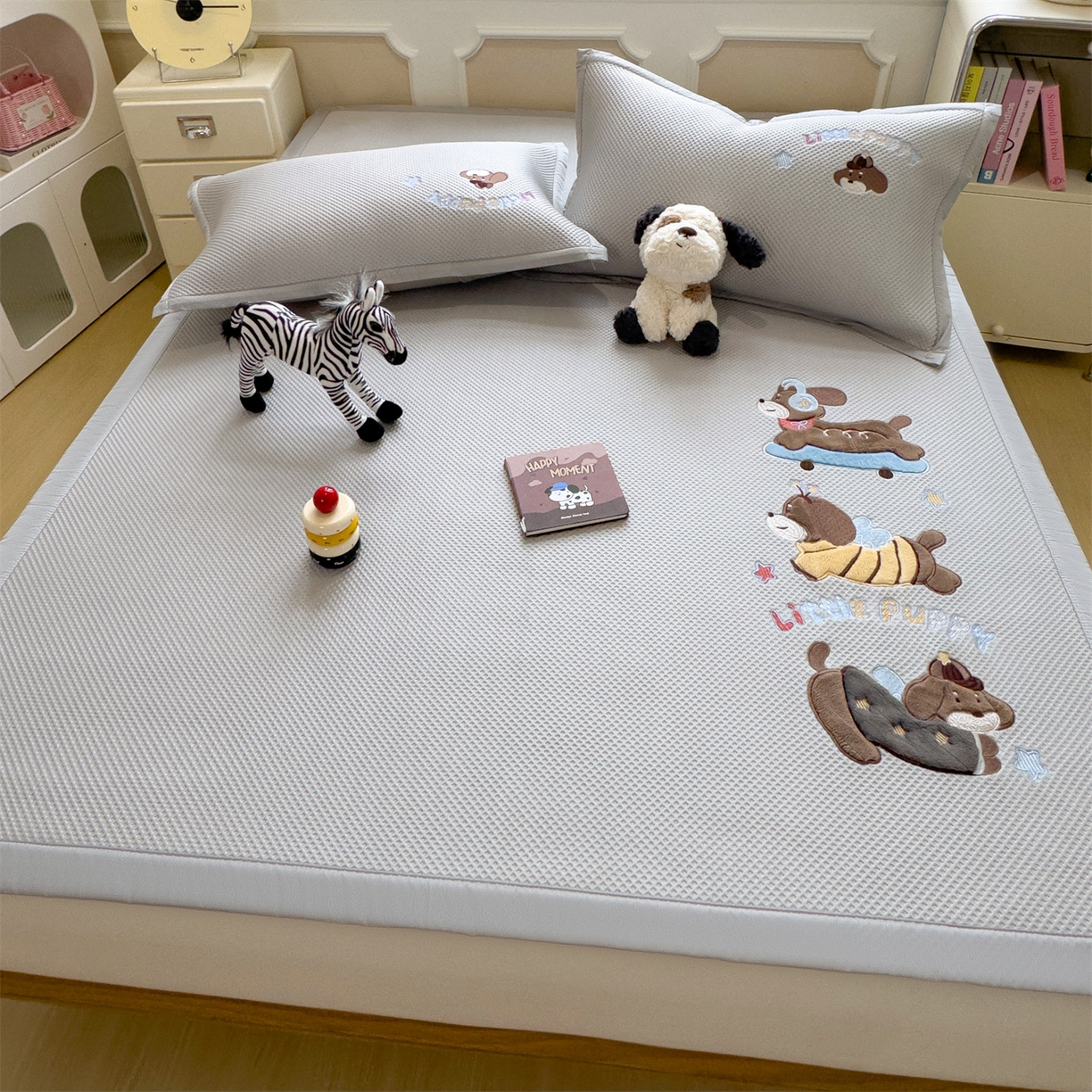 91家纺网 家纺一手货源 找家纺 兄弟坊 2026新款高端A类PE高分子冰丝凉席卡通贴布凉席冰豆豆软凉席 探险小狗-灰