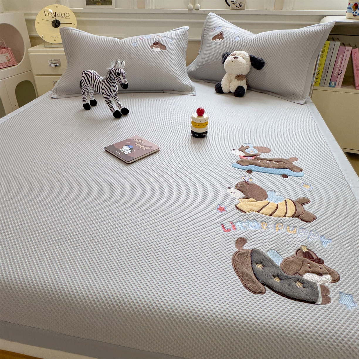 91家纺网 家纺一手货源 找家纺 兄弟坊 2026新款高端A类PE高分子冰丝凉席卡通贴布凉席冰豆豆软凉席 探险小狗-灰