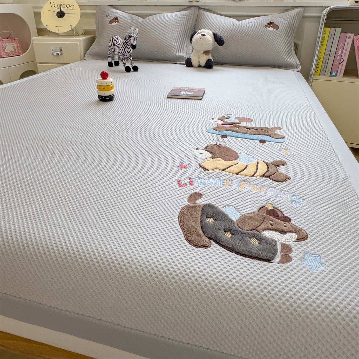 91家纺网 家纺一手货源 找家纺 兄弟坊 2026新款高端A类PE高分子冰丝凉席卡通贴布凉席冰豆豆软凉席 探险小狗-灰