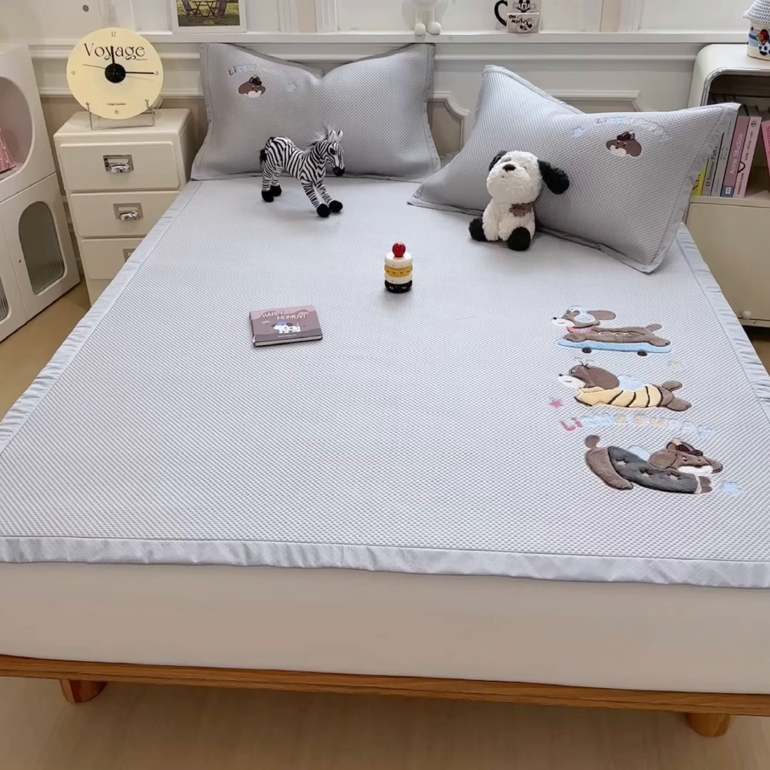 91家纺网 家纺一手货源 找家纺 兄弟坊 2026新款高端A类PE高分子冰丝凉席卡通贴布凉席冰豆豆软凉席 探险小狗-灰