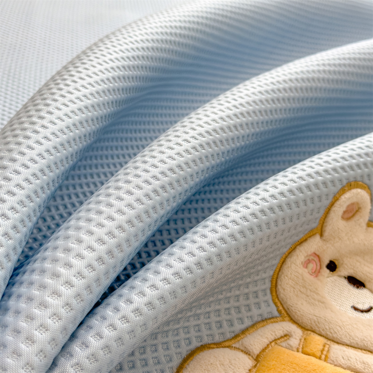 91家纺网 家纺一手货源 找家纺 兄弟坊 2026新款高端A类PE高分子冰丝凉席卡通贴布凉席冰豆豆软凉席 天真小熊-兰