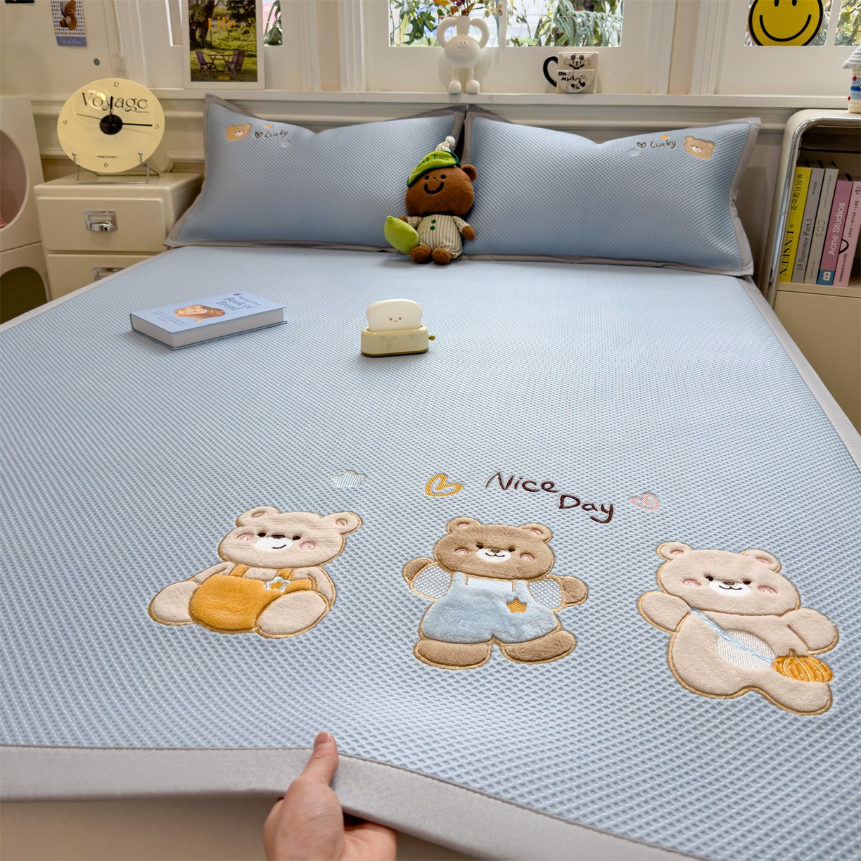 91家纺网 家纺一手货源 找家纺 兄弟坊 2026新款高端A类PE高分子冰丝凉席卡通贴布凉席冰豆豆软凉席 天真小熊-兰