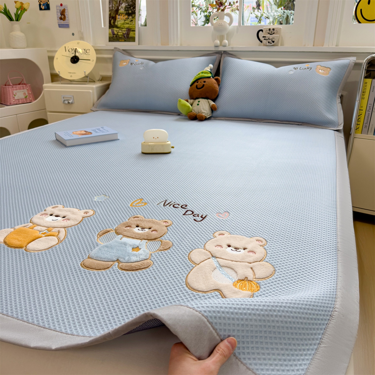 91家纺网 家纺一手货源 找家纺 兄弟坊 2026新款高端A类PE高分子冰丝凉席卡通贴布凉席冰豆豆软凉席 天真小熊-兰