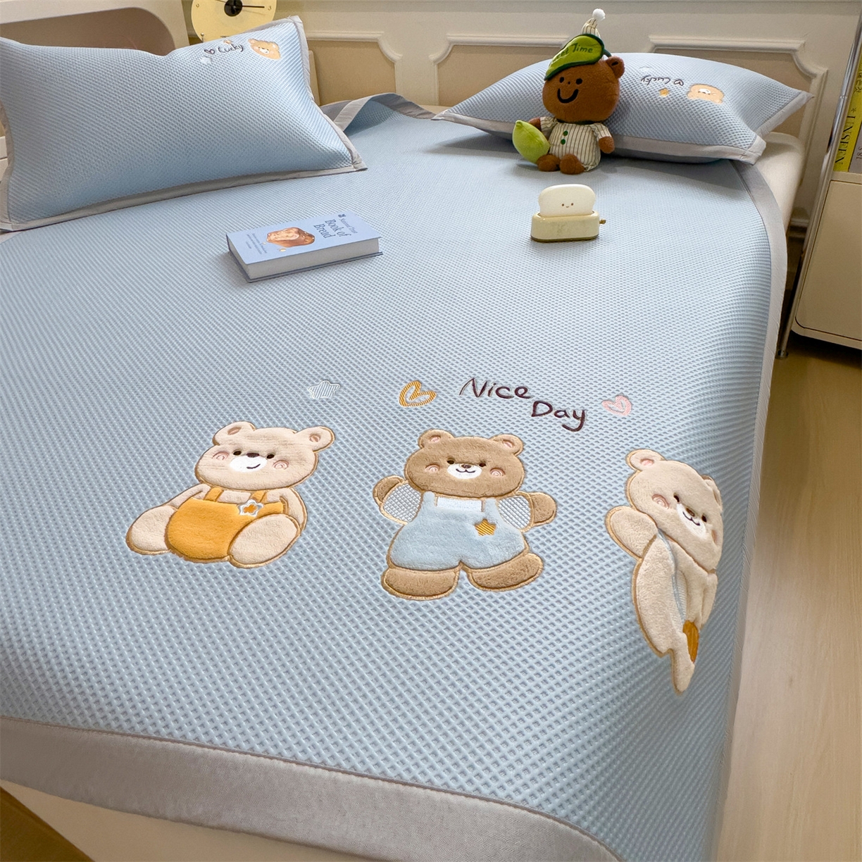 91家纺网 家纺一手货源 找家纺 兄弟坊 2026新款高端A类PE高分子冰丝凉席卡通贴布凉席冰豆豆软凉席 天真小熊-兰