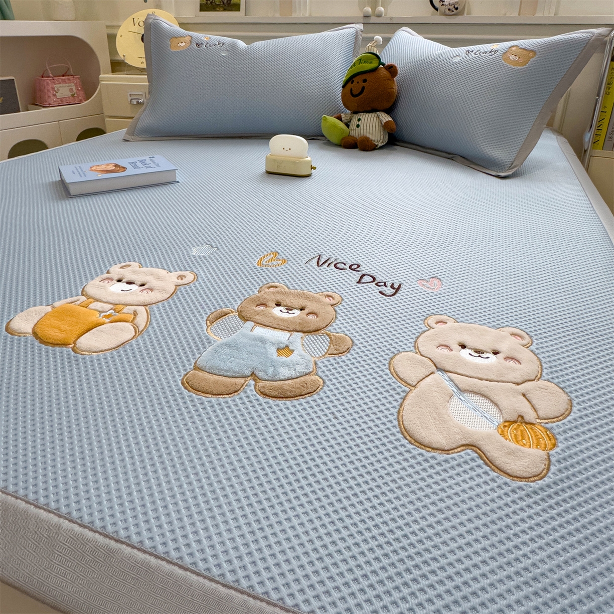 91家纺网 家纺一手货源 找家纺 兄弟坊 2026新款高端A类PE高分子冰丝凉席卡通贴布凉席冰豆豆软凉席 天真小熊-兰