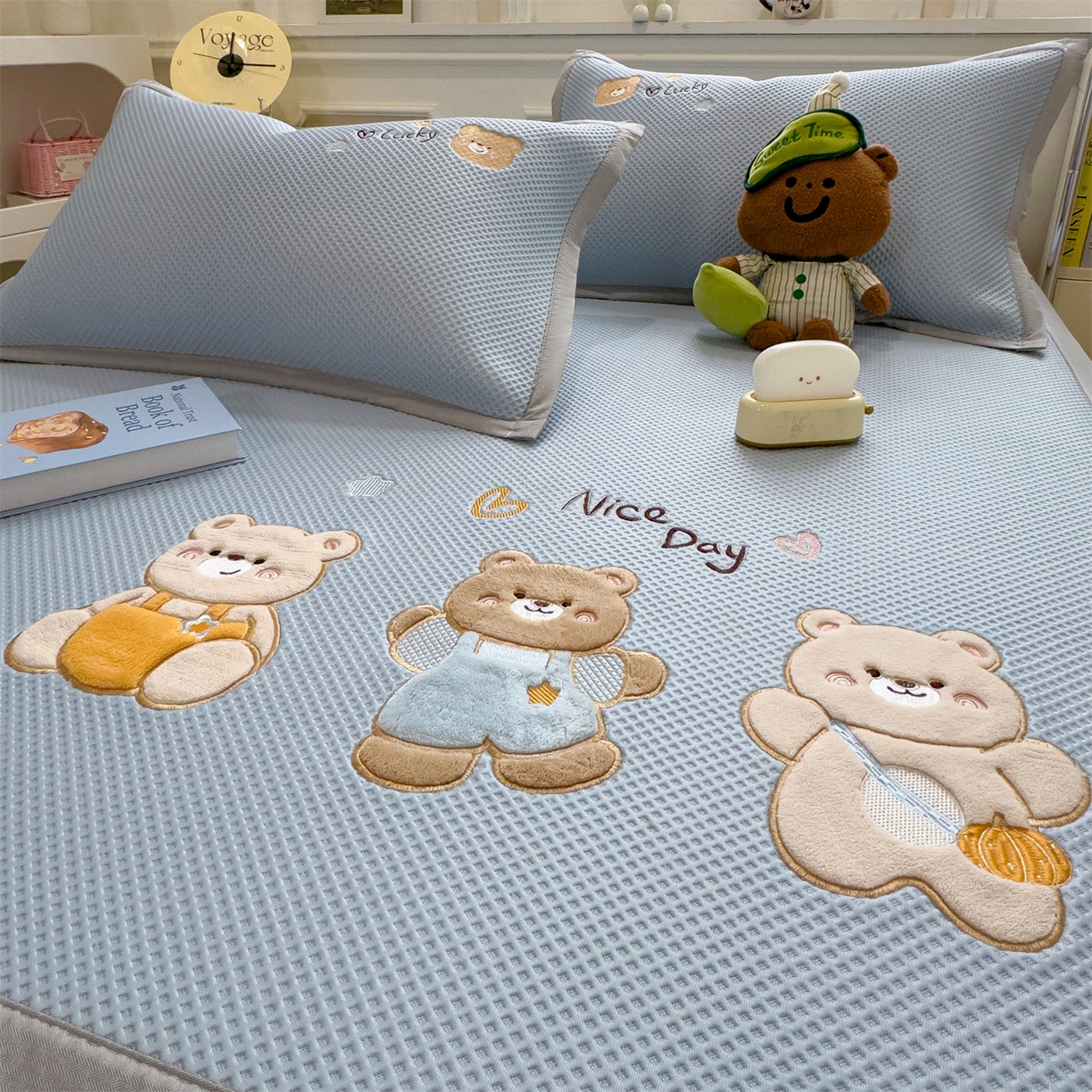 91家纺网 家纺一手货源 找家纺 兄弟坊 2026新款高端A类PE高分子冰丝凉席卡通贴布凉席冰豆豆软凉席 天真小熊-兰