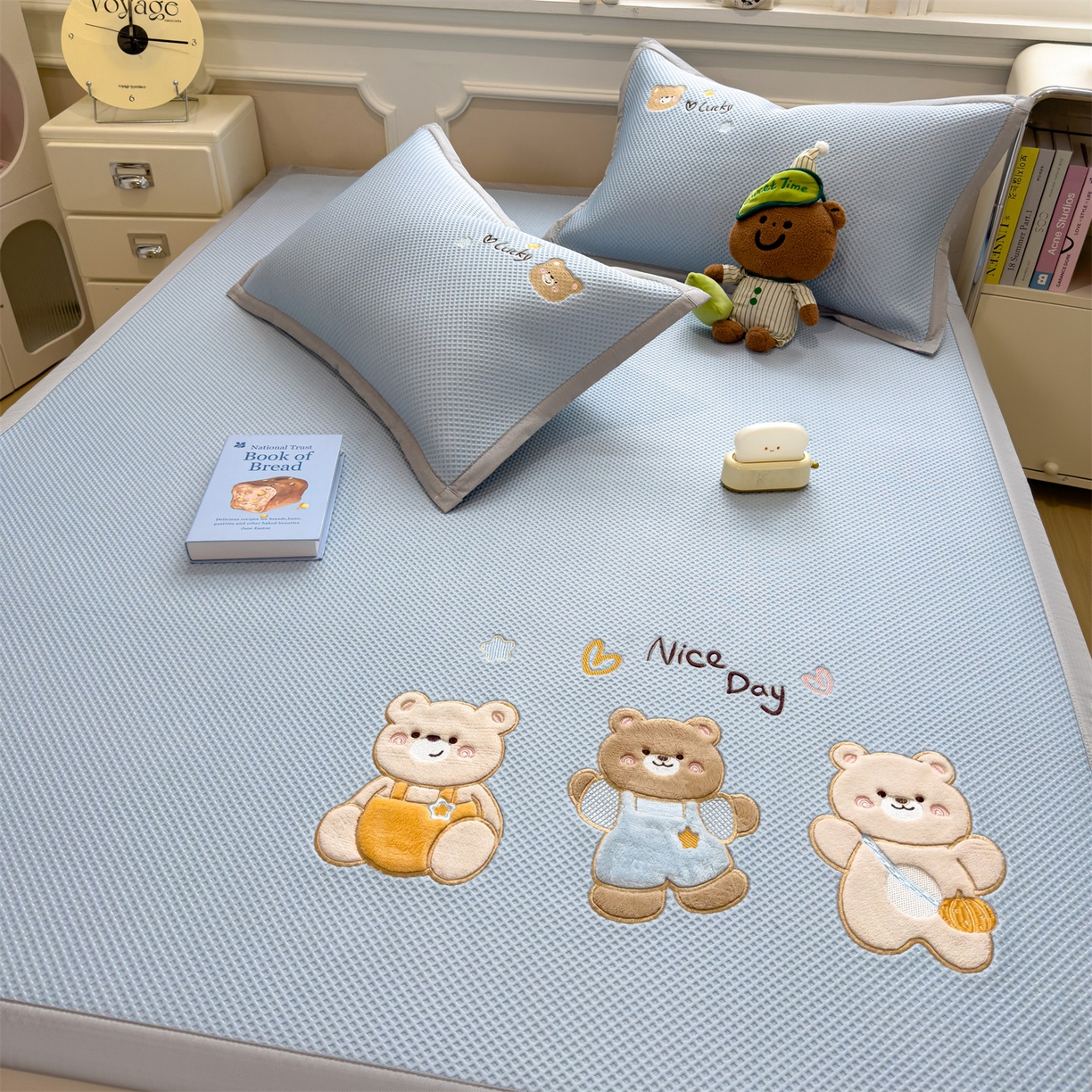 91家纺网 家纺一手货源 找家纺 兄弟坊 2026新款高端A类PE高分子冰丝凉席卡通贴布凉席冰豆豆软凉席 天真小熊-兰