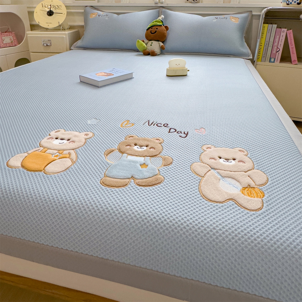 91家纺网 家纺一手货源 找家纺 兄弟坊 2026新款高端A类PE高分子冰丝凉席卡通贴布凉席冰豆豆软凉席 天真小熊-兰