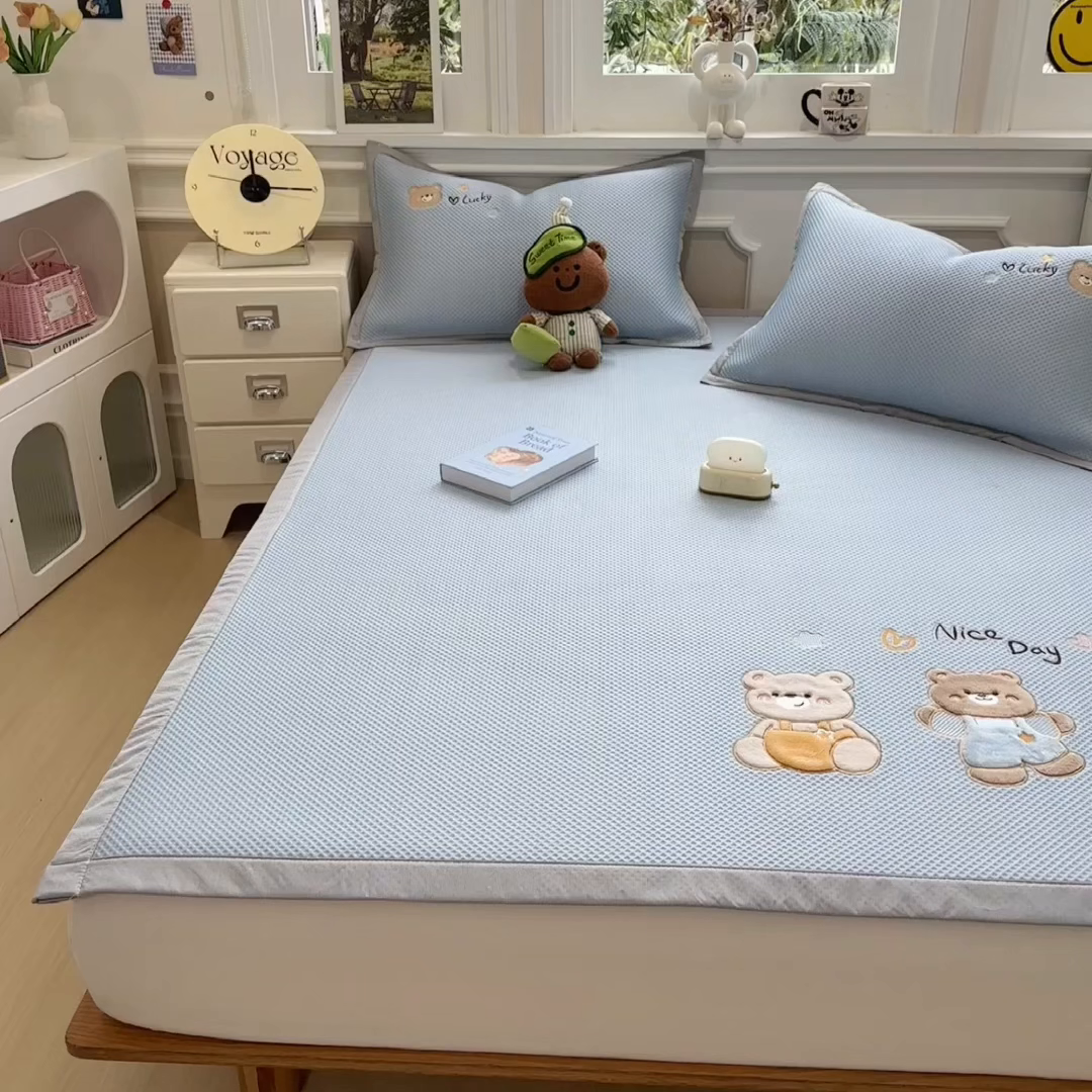 91家纺网 家纺一手货源 找家纺 兄弟坊 2026新款高端A类PE高分子冰丝凉席卡通贴布凉席冰豆豆软凉席 天真小熊-兰