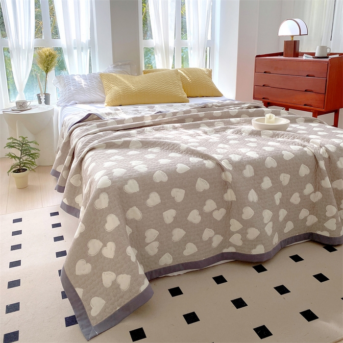 91家纺网 家纺一手货源 找家纺 兄弟坊 2026新款A类全棉三层纱多功能毛巾被夏被夏凉被（盖毯床单夏被） 甜蜜爱心-咖