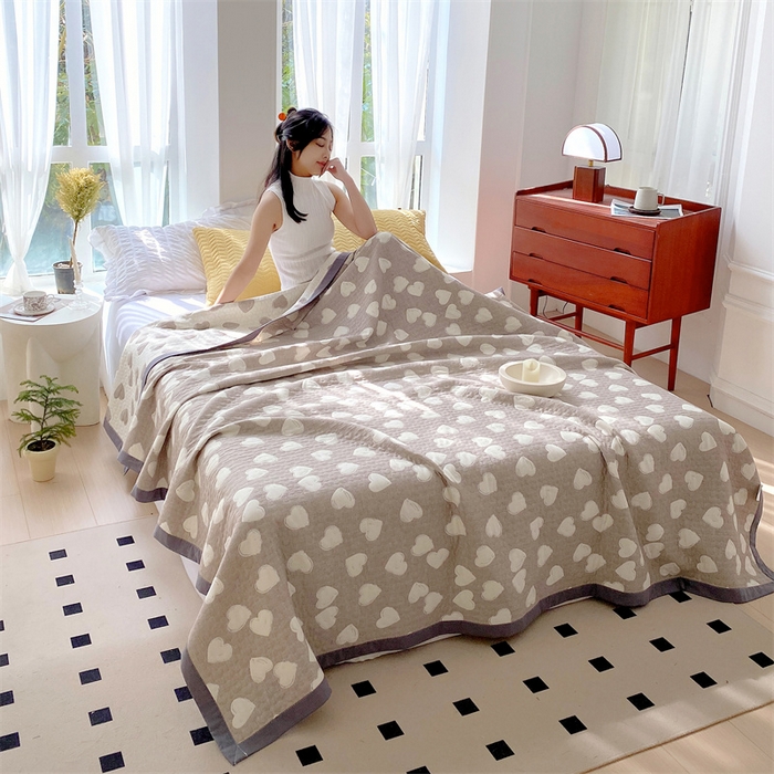 91家纺网 家纺一手货源 找家纺 兄弟坊 2026新款A类全棉三层纱多功能毛巾被夏被夏凉被（盖毯床单夏被） 甜蜜爱心-咖