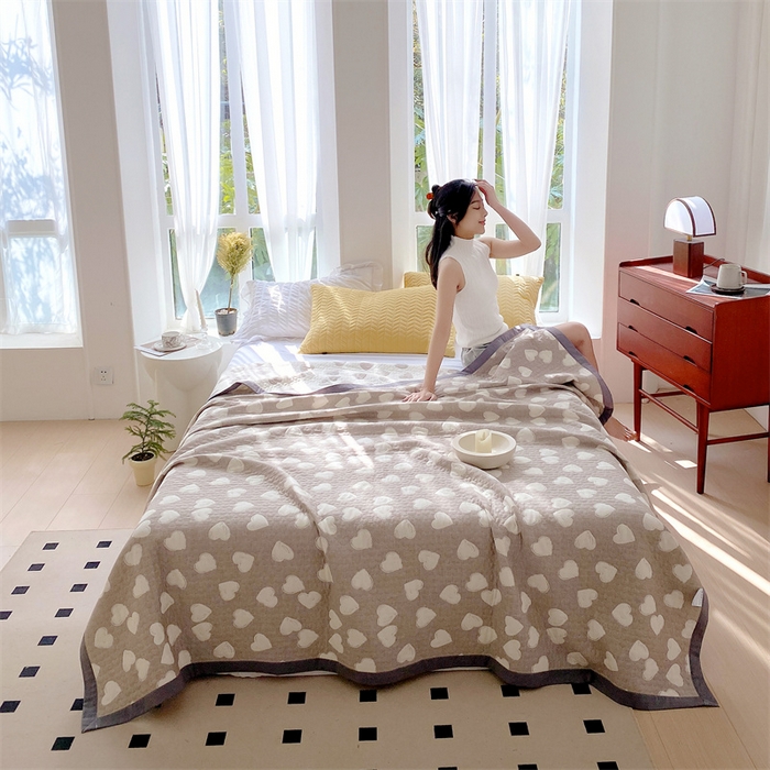 91家纺网 家纺一手货源 找家纺 兄弟坊 2026新款A类全棉三层纱多功能毛巾被夏被夏凉被（盖毯床单夏被） 甜蜜爱心-咖