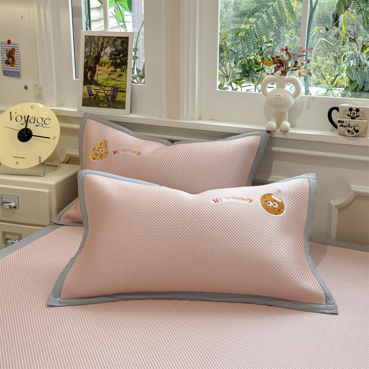 91家纺网 家纺一手货源 找家纺 兄弟坊 2026新款高端A类PE高分子冰丝凉席卡通贴布凉席冰豆豆软凉席 甜点美食-粉