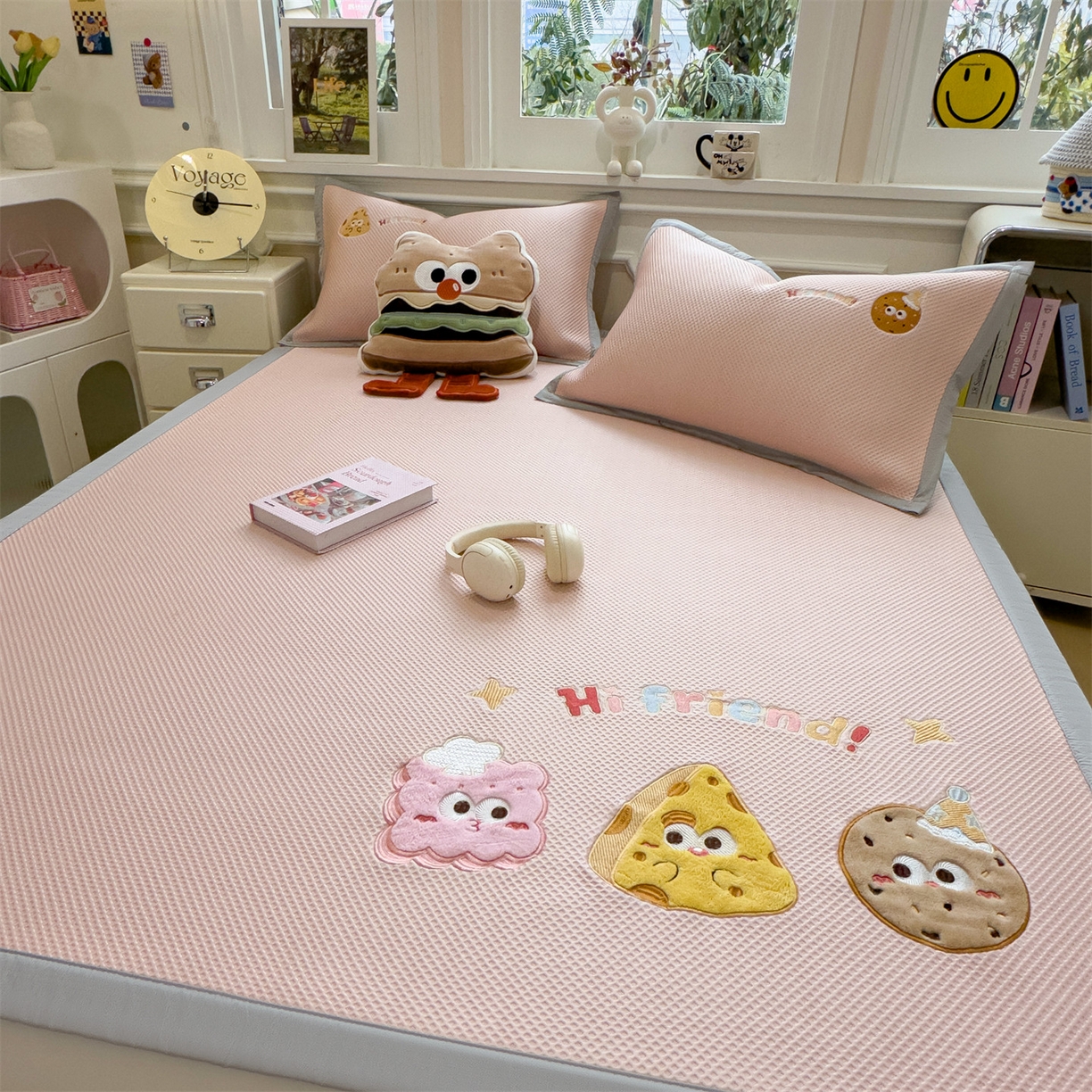 91家纺网 家纺一手货源 找家纺 兄弟坊 2026新款高端A类PE高分子冰丝凉席卡通贴布凉席冰豆豆软凉席 甜点美食-粉