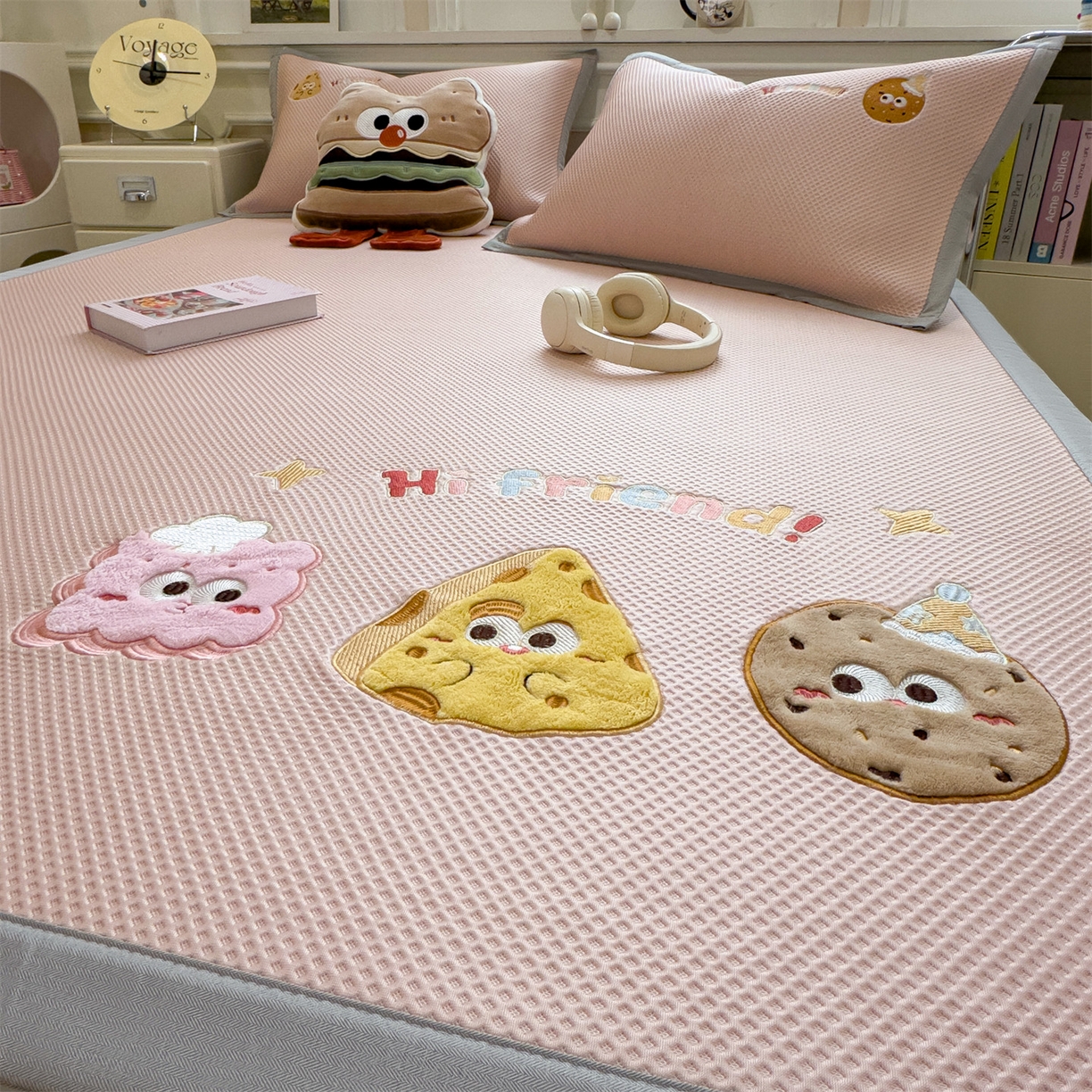 91家纺网 家纺一手货源 找家纺 兄弟坊 2026新款高端A类PE高分子冰丝凉席卡通贴布凉席冰豆豆软凉席 甜点美食-粉