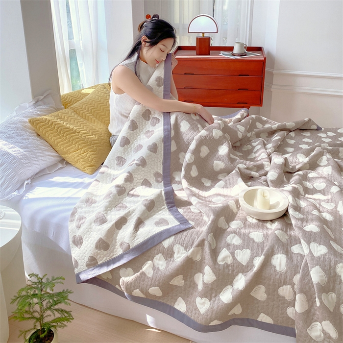91家纺网 家纺一手货源 找家纺 兄弟坊 2026新款A类全棉三层纱多功能毛巾被夏被夏凉被（盖毯床单夏被） 甜蜜爱心-咖