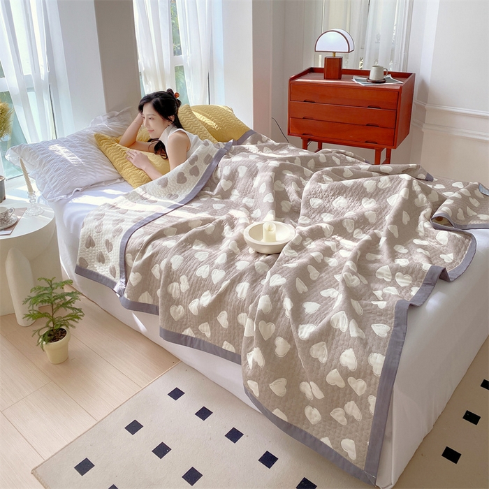 91家纺网 家纺一手货源 找家纺 兄弟坊 2026新款A类全棉三层纱多功能毛巾被夏被夏凉被（盖毯床单夏被） 甜蜜爱心-咖