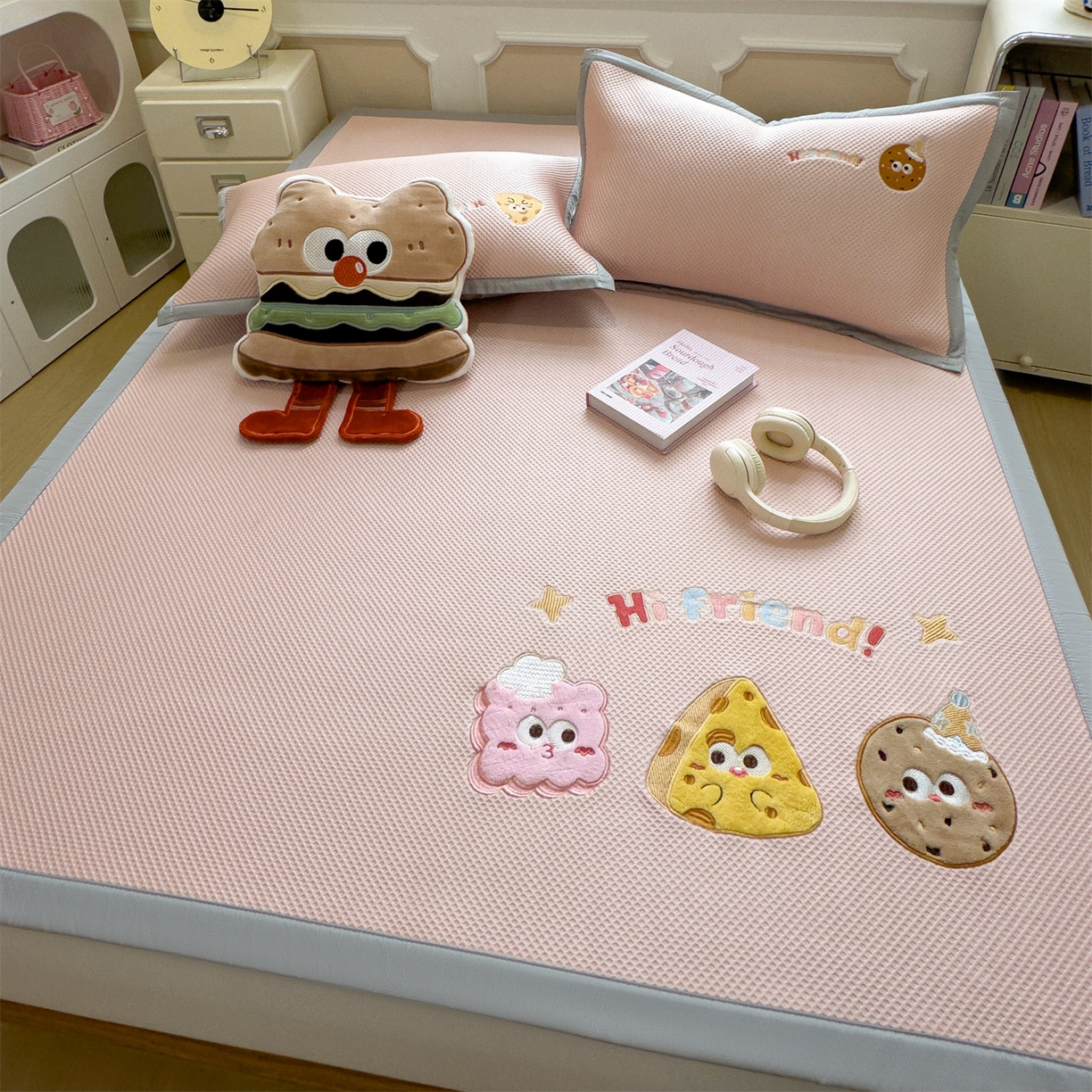 91家纺网 家纺一手货源 找家纺 兄弟坊 2026新款高端A类PE高分子冰丝凉席卡通贴布凉席冰豆豆软凉席 甜点美食-粉