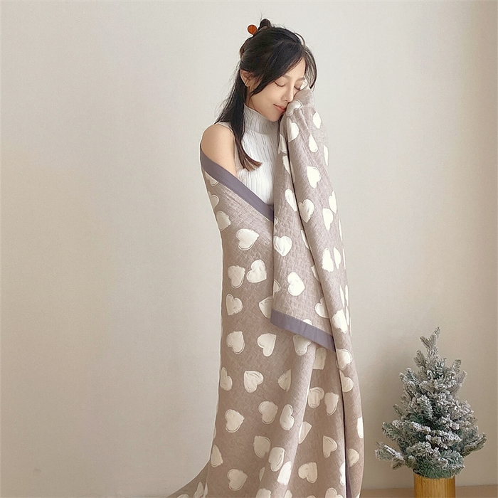 91家纺网 家纺一手货源 找家纺 兄弟坊 2026新款A类全棉三层纱多功能毛巾被夏被夏凉被（盖毯床单夏被） 甜蜜爱心-咖