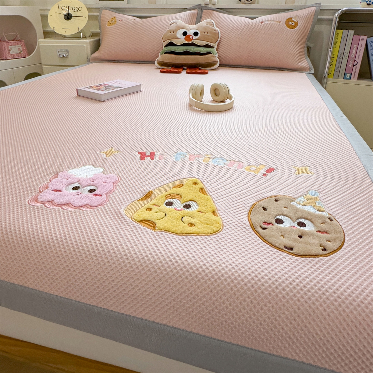 91家纺网 家纺一手货源 找家纺 兄弟坊 2026新款高端A类PE高分子冰丝凉席卡通贴布凉席冰豆豆软凉席 甜点美食-粉