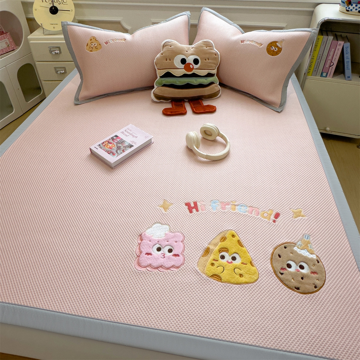 91家纺网 家纺一手货源 找家纺 兄弟坊 2026新款高端A类PE高分子冰丝凉席卡通贴布凉席冰豆豆软凉席 甜点美食-粉